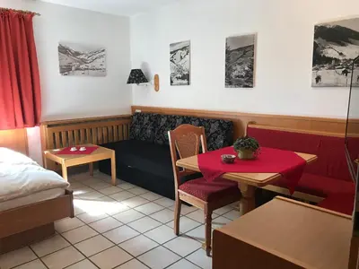 Ein Sitzbereich in der Unterkunft Appartements Kröll, Joker Card in summer included!