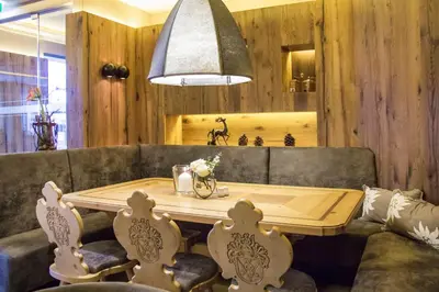 Ein Sitzbereich in der Unterkunft Hotel am Reiterkogel