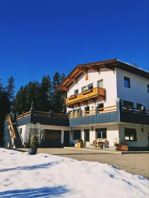 Das Gebäude in dem sich die Ferienwohnung befindet