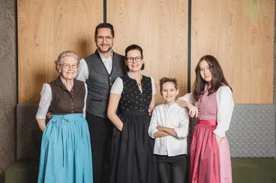 Eine Familie, die in der Unterkunft Gasthof Hotel Post übernachtet