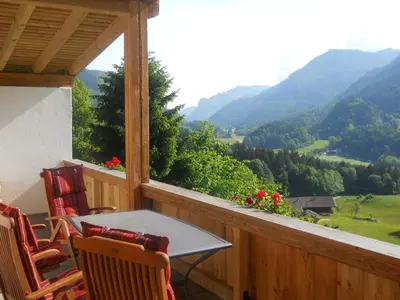 Ein allgemeiner Bergblick oder ein Berglick von des Chalets aus