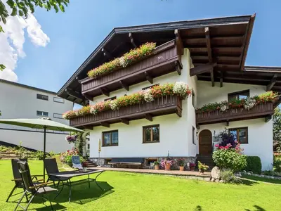 Ein Garten an der Unterkunft Vintage Apartment in Fügen near Ski Area
