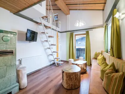 Ein Sitzbereich in der Unterkunft Apartment in Saalbach near Ski Slopes