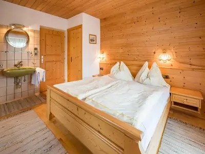 Ein Bett oder Betten in einem Zimmer der Unterkunft Chalet in Fügen near Ski Lift Spieljoch
