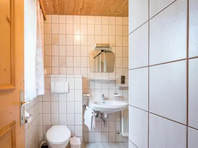Ein Badezimmer in der Unterkunft Chalet in Fügen near Ski Lift Spieljoch