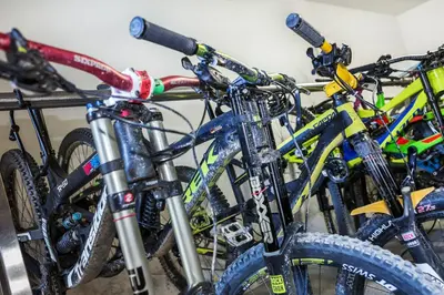 Radfahren an der Unterkunft HELI'S Bed & Breakfast oder in der Nähe