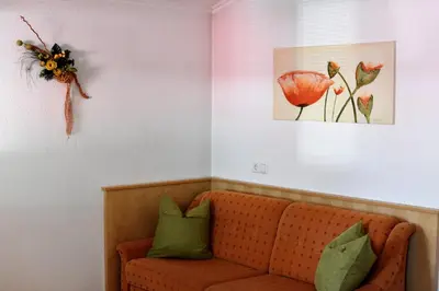 Ein Sitzbereich in der Unterkunft Haus Waldner