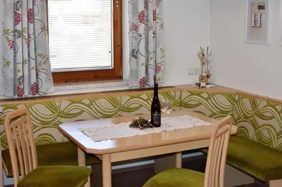 Ein Sitzbereich in der Unterkunft Haus Waldner