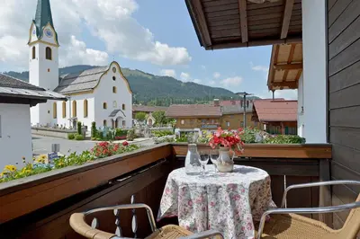 Ein allgemeiner Bergblick oder ein Berglick von des Aparthotels aus
