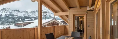 Ein allgemeiner Bergblick oder ein Berglick von des Aparthotels aus