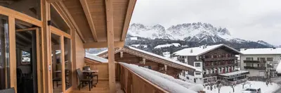 Ein allgemeiner Bergblick oder ein Berglick von des Aparthotels aus