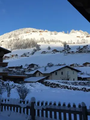 Ein allgemeiner Bergblick oder ein Berglick von des Ferienhauses aus