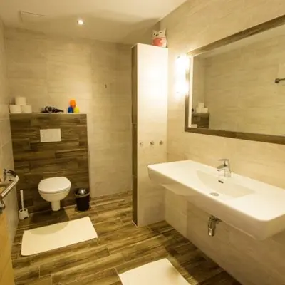 Ein Badezimmer in der Unterkunft Herzl Hof