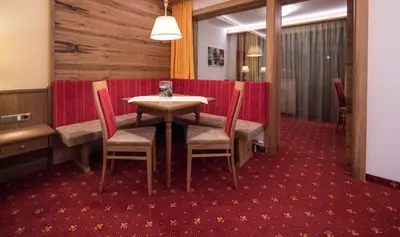Ein Sitzbereich in der Unterkunft Hotel Alphof Alpbach