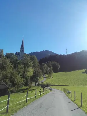Ein allgemeiner Bergblick oder ein Berglick von des Bauernhofs aus