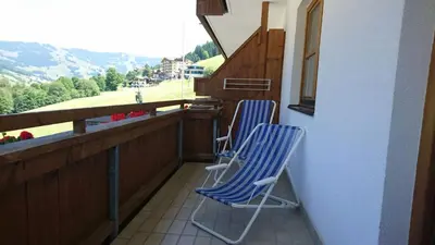 Ein allgemeiner Bergblick oder ein Berglick von des Aparthotels aus