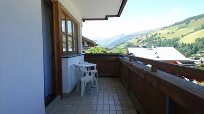 Ein allgemeiner Bergblick oder ein Berglick von des Aparthotels aus