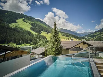 Ein allgemeiner Bergblick oder ein Berglick von des Hotels aus