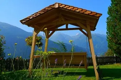 Ein allgemeiner Bergblick oder ein Berglick von des Aparthotels aus