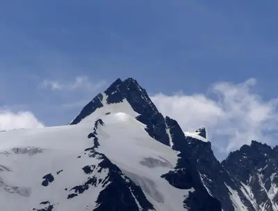 Ein allgemeiner Bergblick oder ein Berglick von des Aparthotels aus