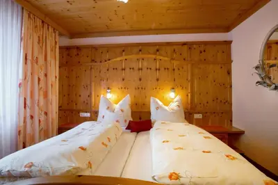 Ein Bett oder Betten in einem Zimmer der Unterkunft Pension Alpengruss