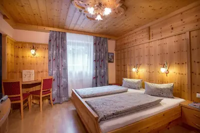 Ein Bett oder Betten in einem Zimmer der Unterkunft Pension Alpengruss