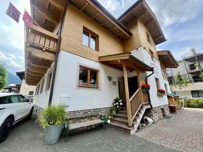 Das Gebäude in dem sich die Ferienwohnung befindet