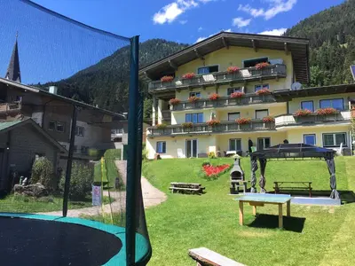 Ein allgemeiner Bergblick oder ein Berglick von des Aparthotels aus