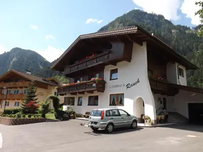 Ein allgemeiner Bergblick oder ein Berglick von des Bed & Breakfasts aus