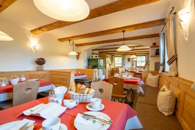 Ein Sitzbereich in der Unterkunft Gästehaus Brantlhof Zimmer und Ferienwohnungen in Going am Wilden Kaiser