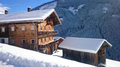 Steinwandhütte im Winter