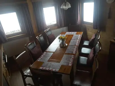 Ein Sitzbereich in der Unterkunft Steinwandhütte