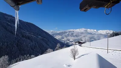 Ein allgemeiner Bergblick oder ein Berglick von der Lodge aus