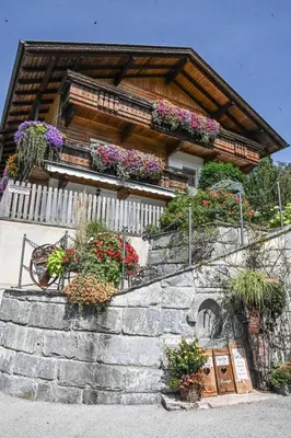 Ein Garten an der Unterkunft Ferienhaus Schneiderhäusl Zillertal