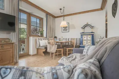 Ein Sitzbereich in der Unterkunft Aparthotel Stacherhof
