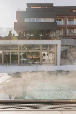 Der Swimmingpool an oder in der Nähe von Mari Pop Hotel