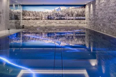 Der Swimmingpool an oder in der Nähe von AlpenParks Hotel & Apartment Taxacher