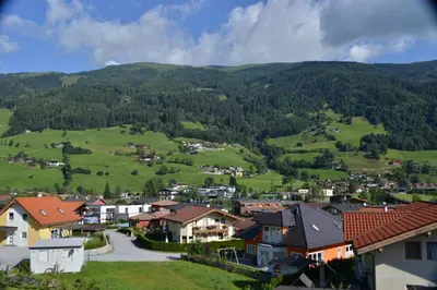 Ein allgemeiner Bergblick oder ein Berglick von der Pension aus