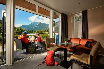 Ein allgemeiner Bergblick oder ein Berglick von des Ferienparks aus