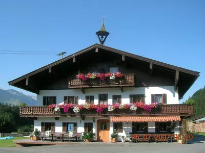Das Gebäude in dem sich der Bauernhof befindet