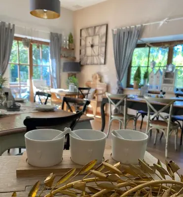 Ein Sitzbereich in der Unterkunft Gästehaus Weiherhof