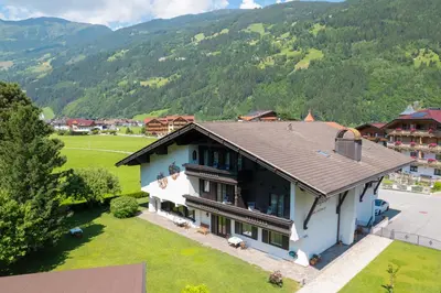 Ein allgemeiner Bergblick oder ein Berglick von des Hotels aus