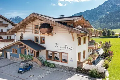 Ein allgemeiner Bergblick oder ein Berglick von des Aparthotels aus
