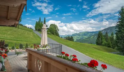 Ein allgemeiner Bergblick oder ein Berglick von der Pension aus