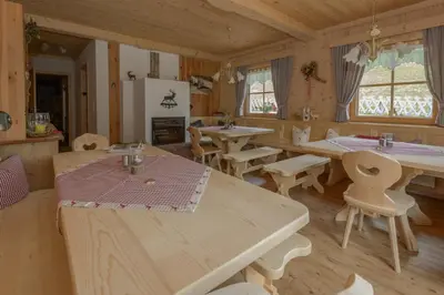 Ein Restaurant oder anderes Speiselokal in der Unterkunft Bergpension-Ebental