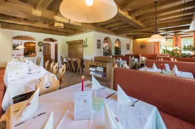 Ein Restaurant oder anderes Speiselokal in der Unterkunft Bruggerhof - Camping, Restaurant, Hotel