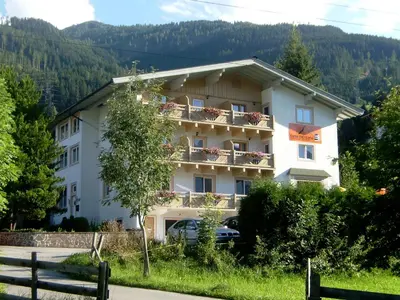 Ein allgemeiner Bergblick oder ein Berglick von der Pension aus