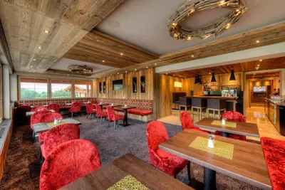 Ein Restaurant oder anderes Speiselokal in der Unterkunft Aparthotel Bergland