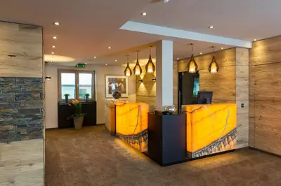 Ein Sitzbereich in der Unterkunft Aparthotel Bergland