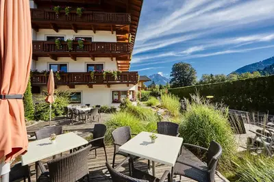 Ein allgemeiner Bergblick oder ein Berglick von des Aparthotels aus
